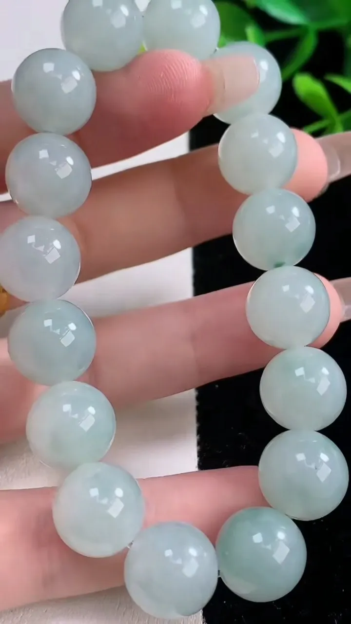 天然A货翡翠飘花圆珠手串，尺寸12-16颗，重量:50.55g12月27日
工厂直销收藏佳品,种好水足，色泽均匀，有种有色，上手高大气！