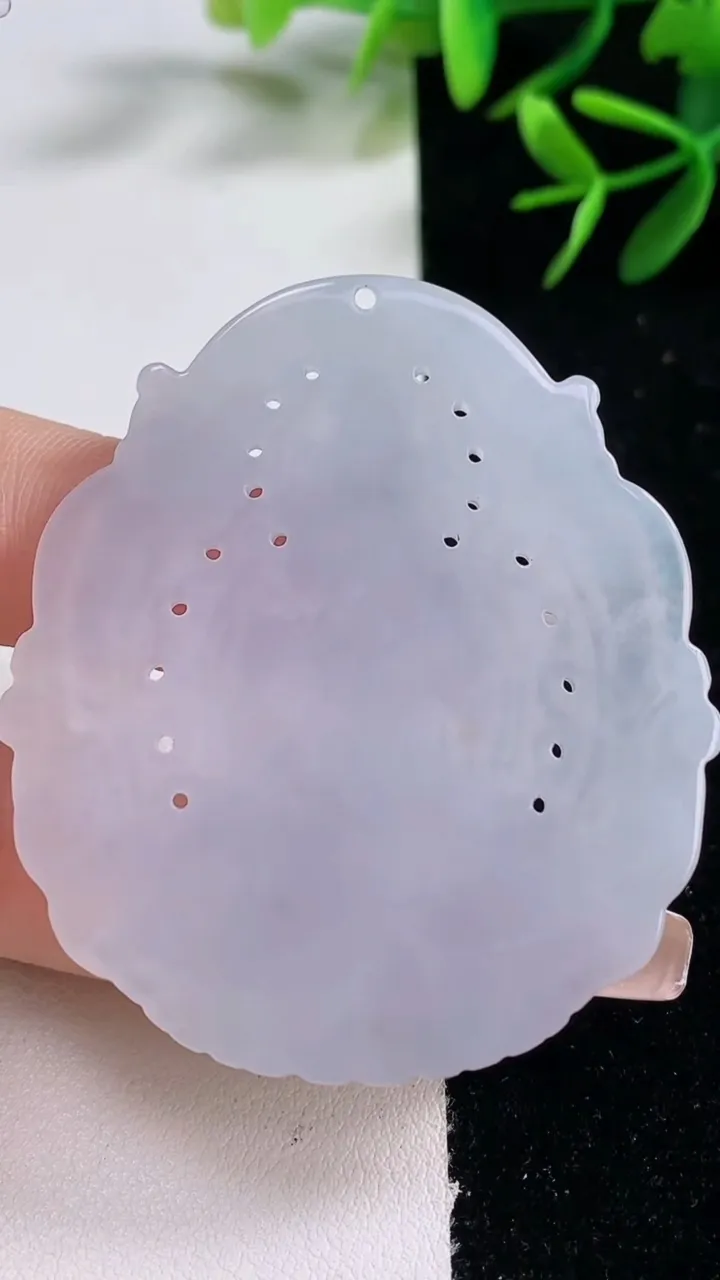 天然A货翡翠紫罗兰观音菩萨吊坠，尺寸54-47-5.2，重量:21.31g
12月27日