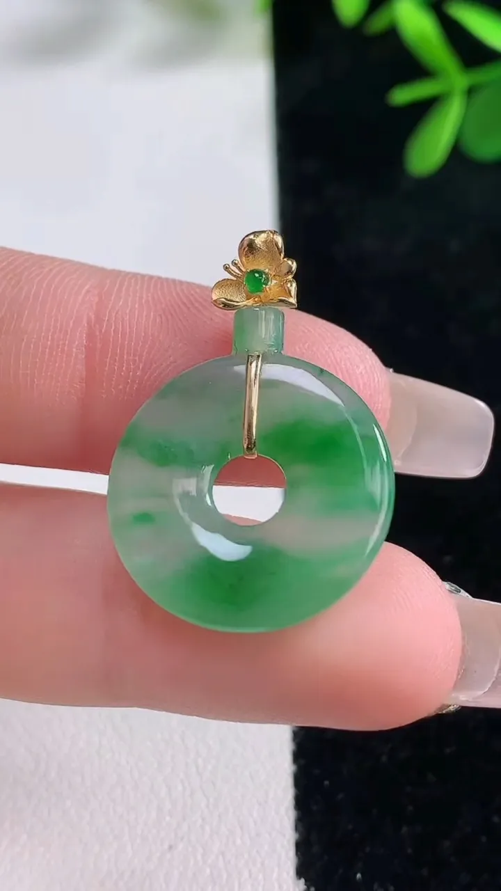 天然A货翡翠平安环吊坠，尺寸20-2.6，重量:2.53g
12月27日
