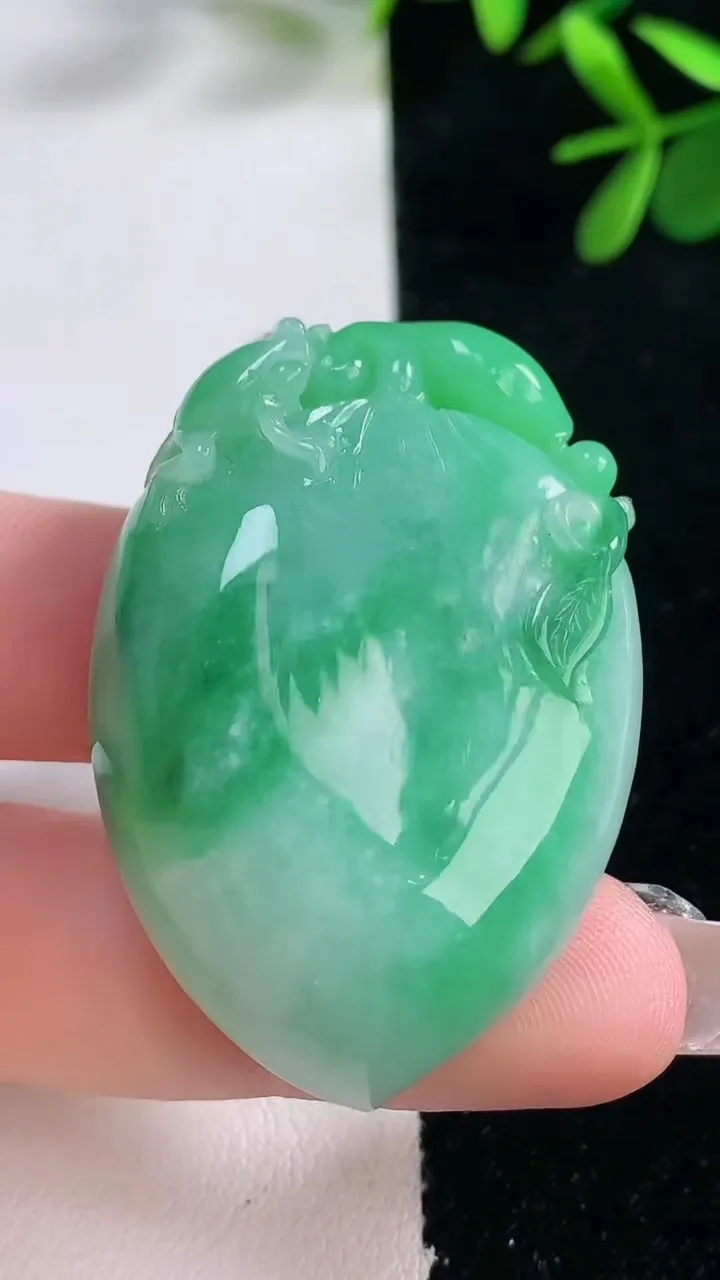 天然A货翡翠寿桃吊坠，尺寸44-30.5-12.4，重量:29.76g
12月27日