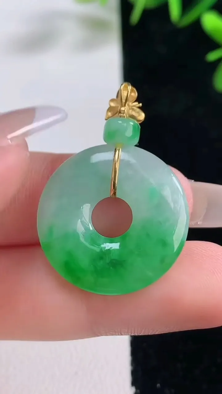 天然A货翡翠平安环吊坠，尺寸22.8-3.6，重量:4.50g
12月27日