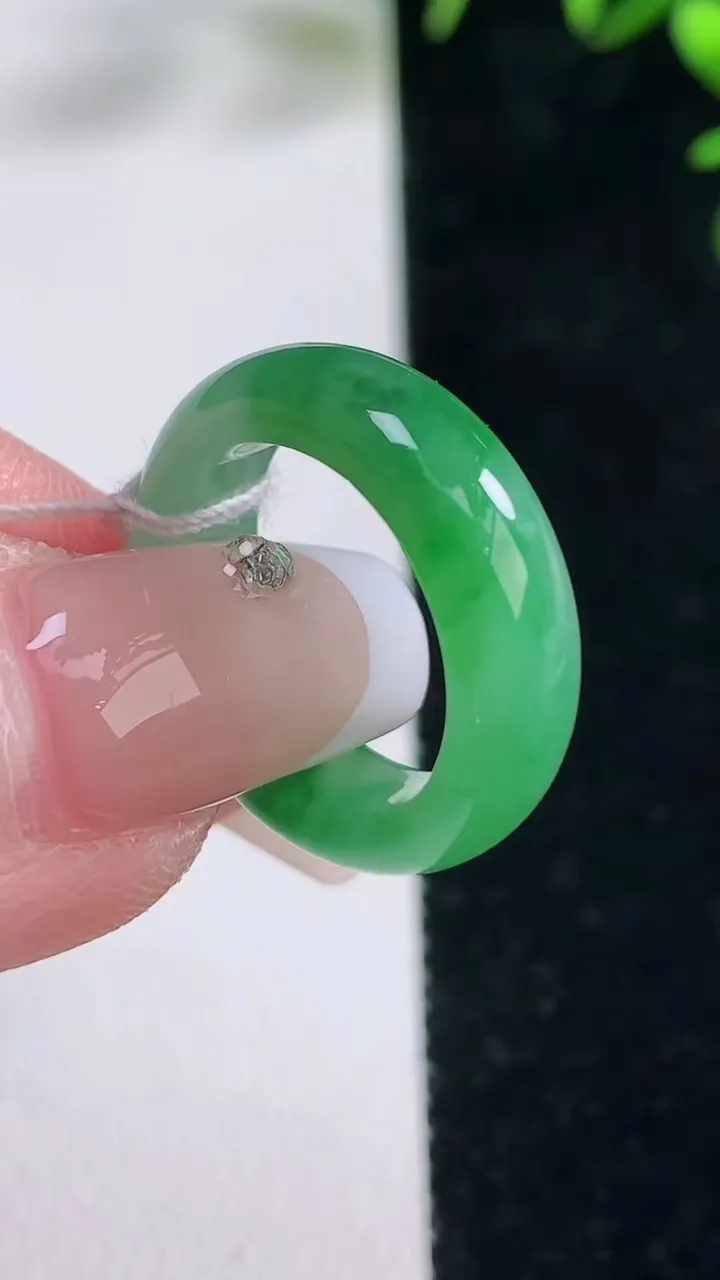 天然A货翡翠指环戒指，尺寸15.3-5.7-3.3，重量:3.52g2025年12月27日
工厂直销收藏佳品,种好水足，色泽均匀，有种有色，上手高大气！