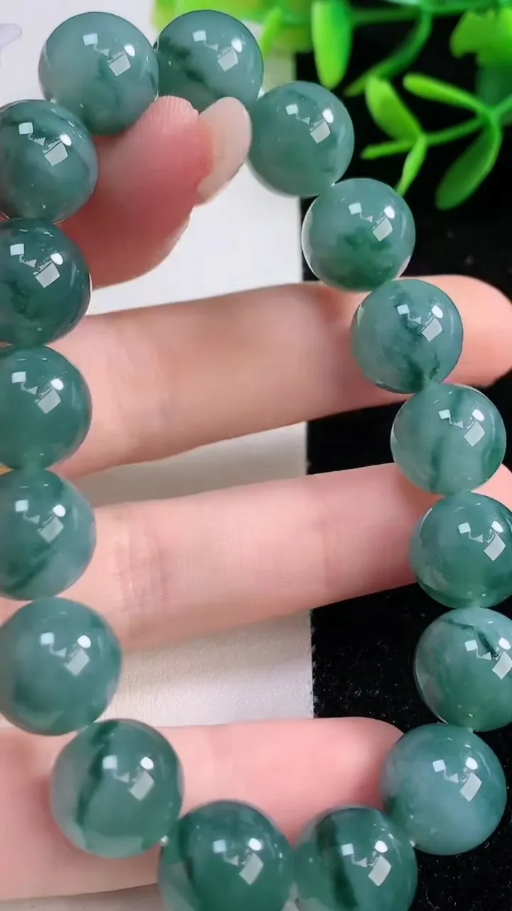 天然A货翡翠飘花圆珠手串，尺寸11.7-17颗，重量:48.29g12月27日
工厂直销收藏佳品,种
