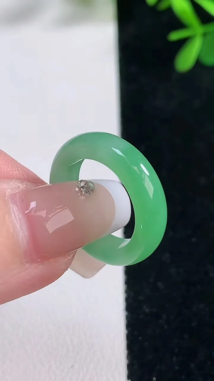 天然A货翡翠指环戒指，尺寸14.8-4.9-3.3，重量:2.97g2025年12月27日
工厂直销收藏佳品,种好水足，色泽均匀，有种有色，上手高大气！