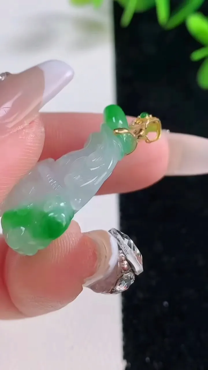 天然A货翡翠葫芦吊坠，尺寸28-21.6-9.3，重量:6.97g
12月27日