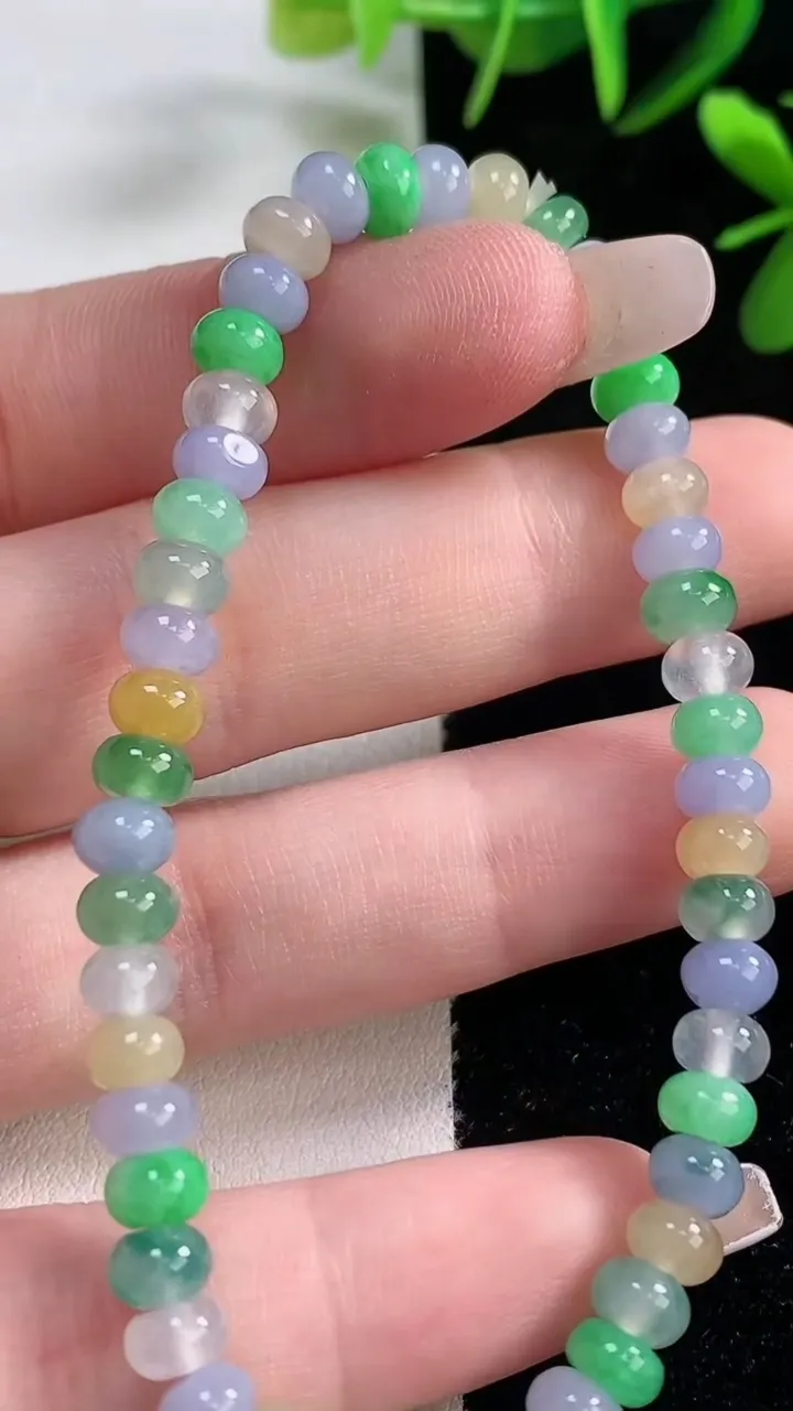 天然A货翡翠三彩算盘珠手串，尺寸5.3-3.5-49颗，重量:10.33g12月27日
工厂直销收藏佳品,种好水足，色泽均匀，有种有色，上手高大气！