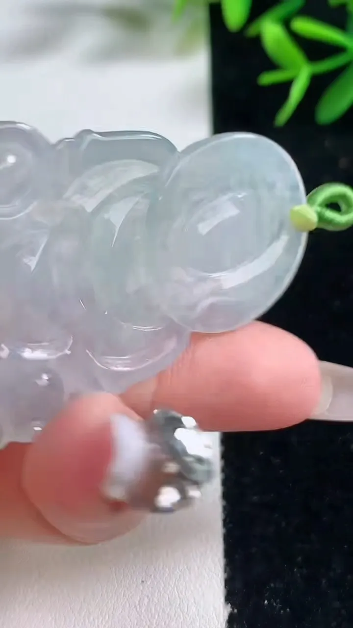 天然A货翡翠观音菩萨吊坠，尺寸49-34-4.4，重量:11.68g
12月27日