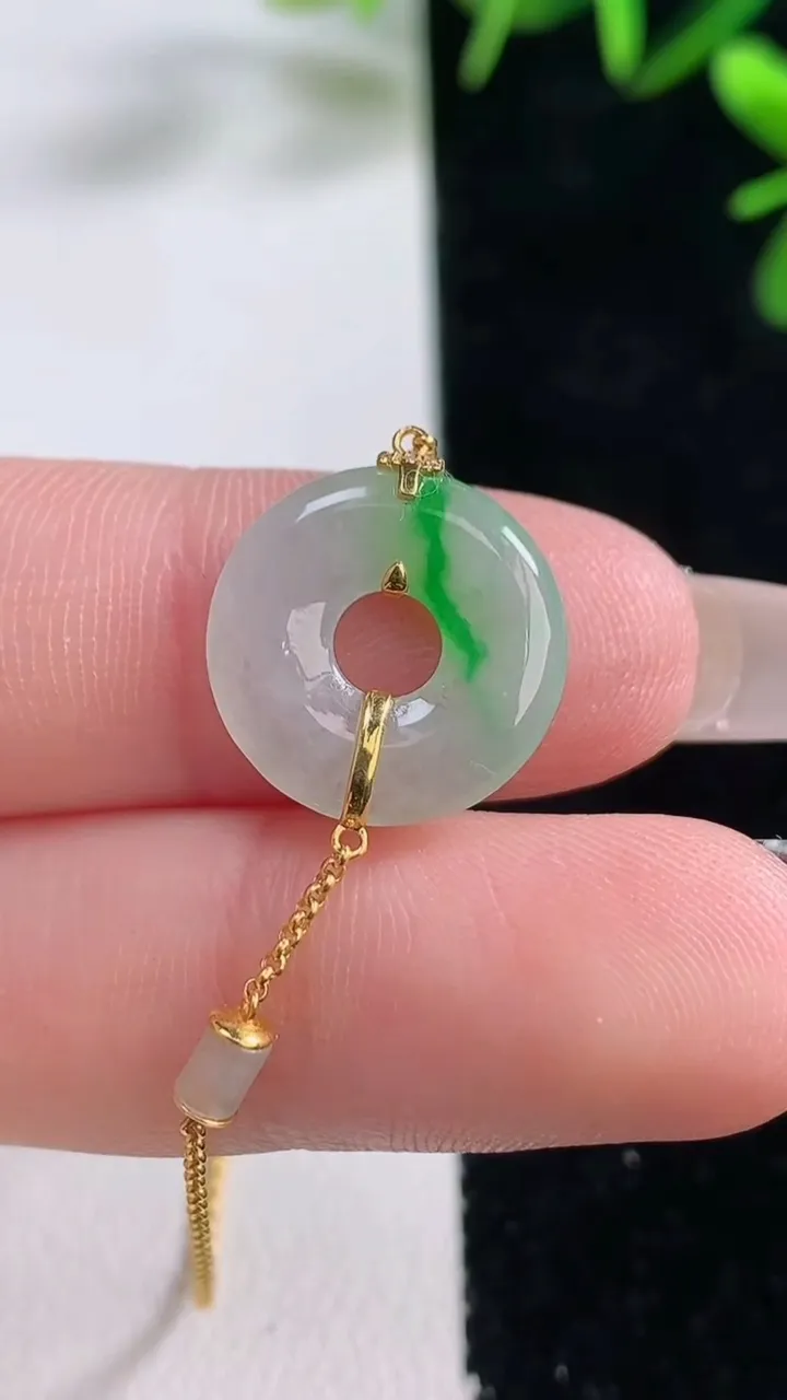 天然A货翡翠平安环吊坠，尺寸15.2-2.4，重量:2.15g
12月27日