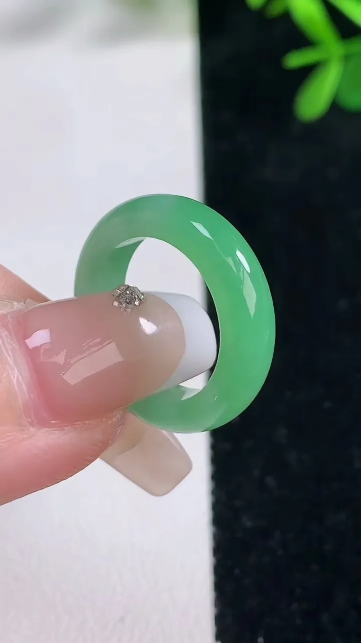 天然A货翡翠指环戒指，尺寸14.8-4.9-3.3，重量:2.97g2025年12月27日
工厂直销收藏佳品,种好水足，色泽均匀，有种有色，上手高大气！