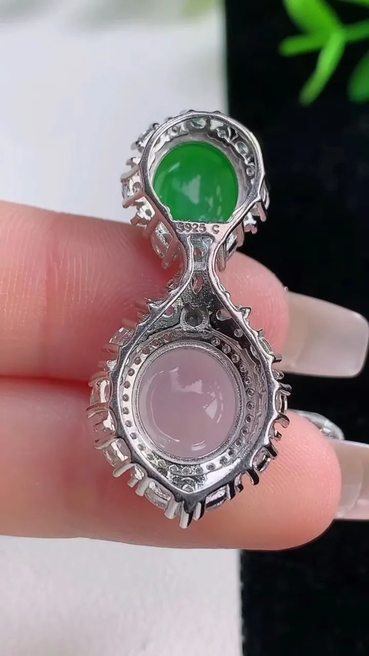 天然A货翡翠种白冰蛋面吊坠，尺寸36.5-15.8-10.2，裸石10-9.7重量:5.91g
12月27日