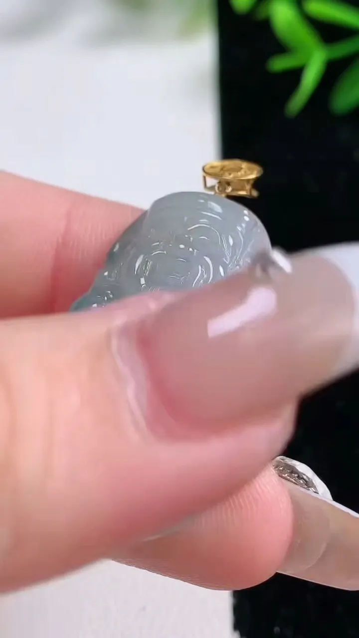 天然A货翡翠18K金飘花财神爷吊坠，尺寸33.4-19.3-5.9，重量:7.89g
12月27日