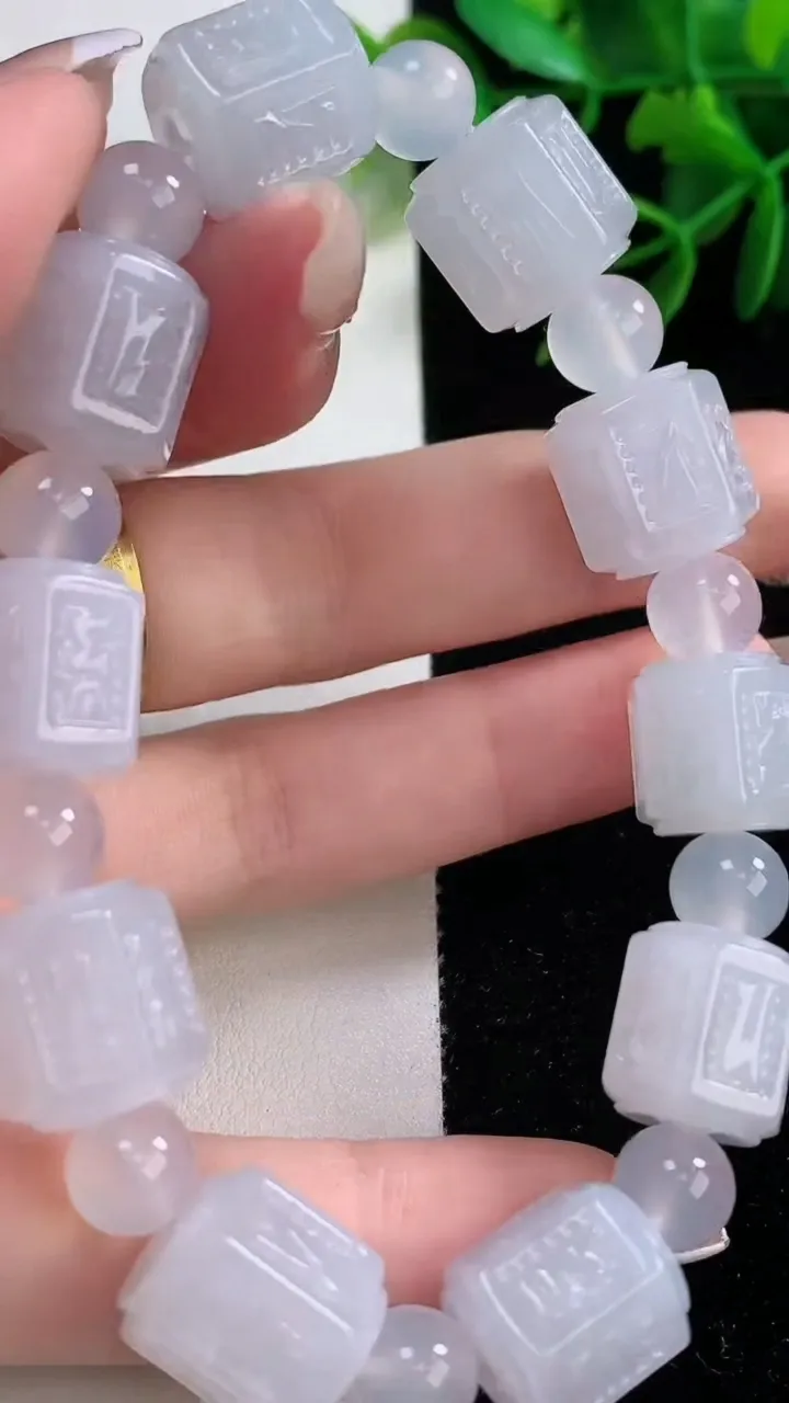 天然A货翡翠路路通手串，尺寸13-11.2-10颗，重量:51.39g12月27日
工厂直销收藏佳品