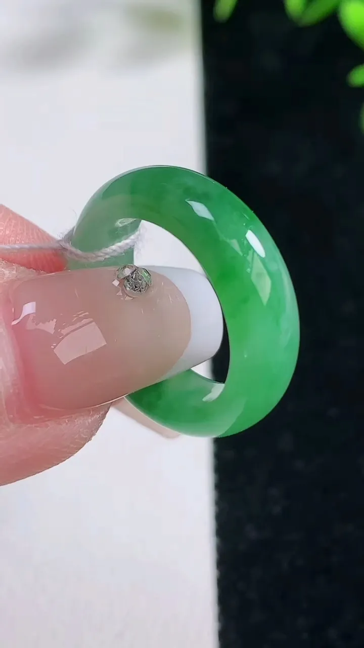 天然A货翡翠指环戒指，尺寸15.3-5.7-3.3，重量:3.52g2025年12月27日
工厂直销