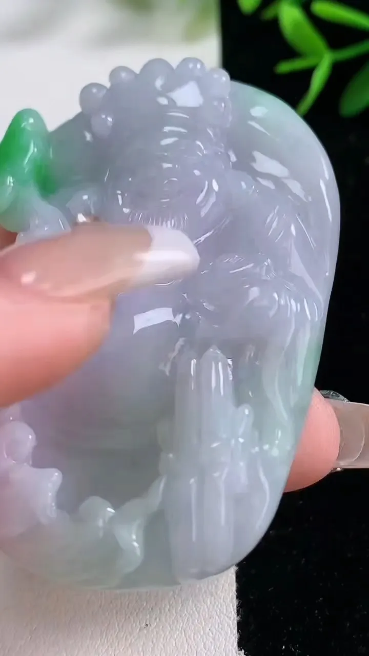 天然A货翡翠春带彩紫罗兰财神爷吊坠，尺寸61.8-38-12.6，重量:67.98g
12月27日