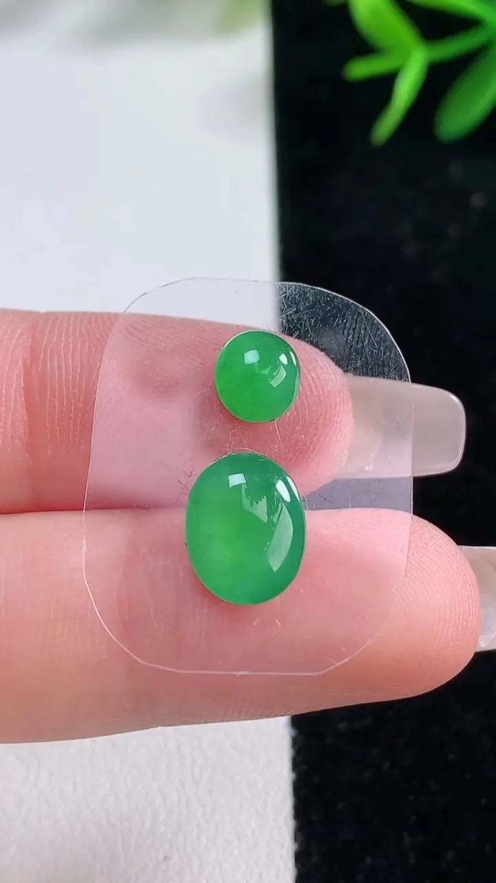 天然A货翡翠蛋面镶嵌件一对，尺寸10.5-8.3，重量:0.81g
12月27日