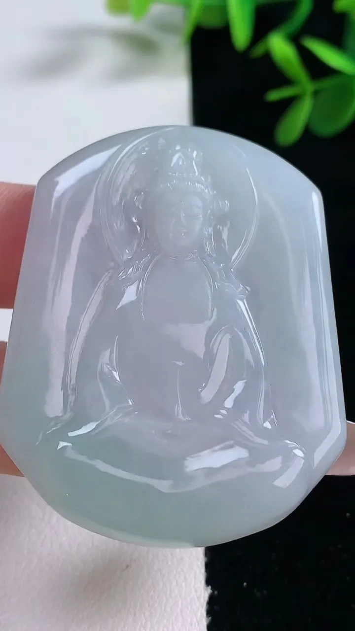 天然A货翡翠观音菩萨吊坠，尺寸50.5-39.7-5.3，重量:25.74g
12月27日