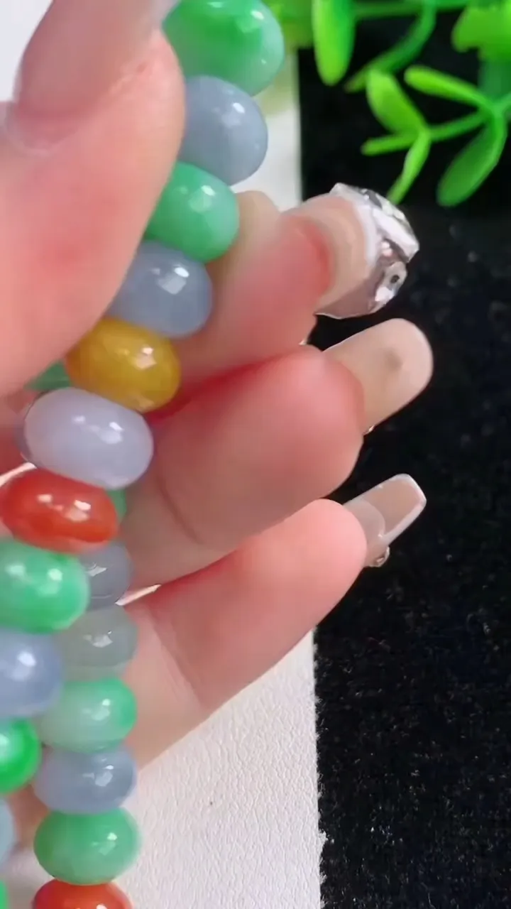 天然A货翡翠四彩算盘珠手串，尺寸9.7-6.2-30颗，重量:34.39g12月27日
工厂直销收藏佳品,种好水足，色泽均匀，有种有色，上手高大气！