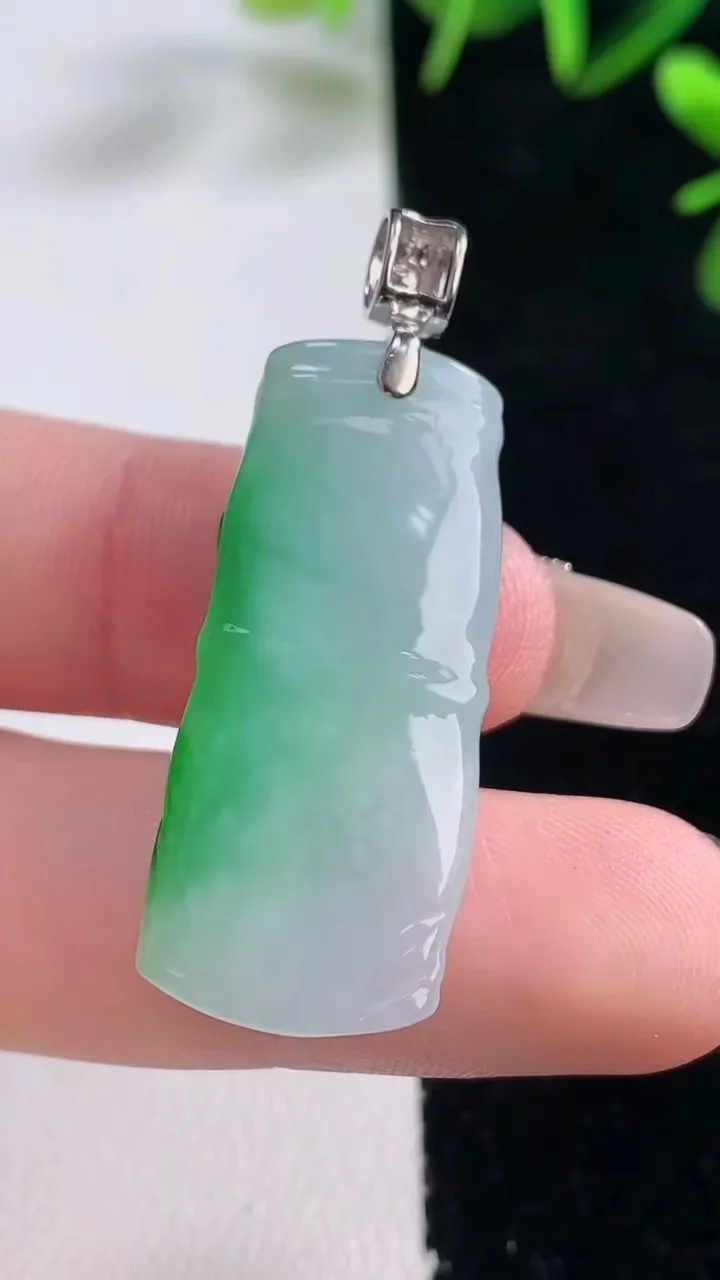 天然A货翡翠节节高升 竹节吊坠，尺寸32.7-14.8-6，重量:6.40g
12月27日