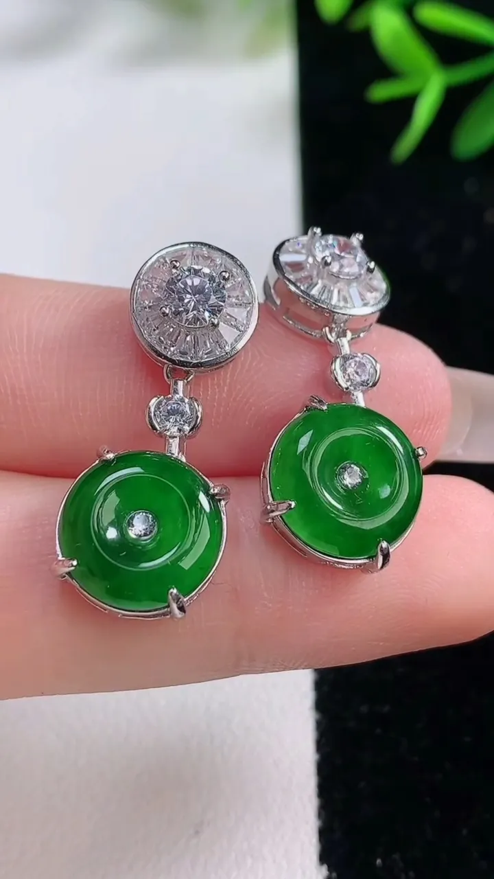 天然A货翡翠蛋面吊坠，尺寸11.6-5，重量:5.26g
12月27日