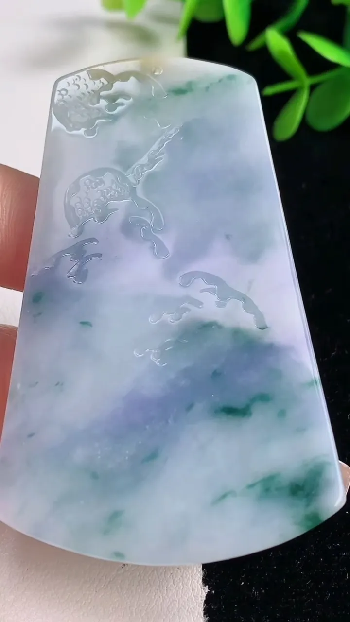 天然A货翡翠牌吊坠，尺寸68.5-42.6-5.6，重量:36.18g
12月27日