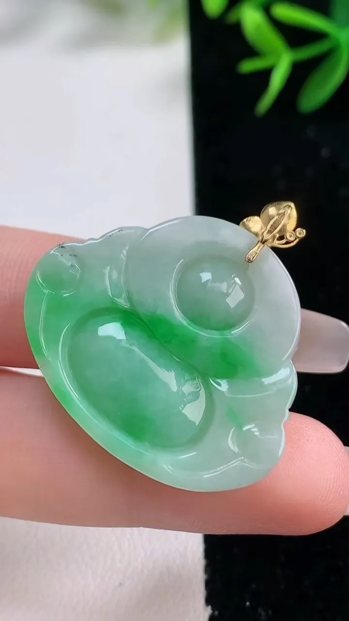 天然A货翡翠佛公吊坠，尺寸28-32.8-5.2，重量:7.37g
12月27日