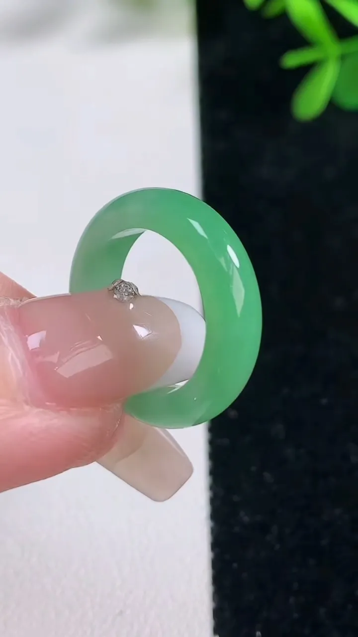天然A货翡翠指环戒指，尺寸14.8-4.9-3.3，重量:2.97g2025年12月27日
工厂直销收藏佳品,种好水足，色泽均匀，有种有色，上手高大气！