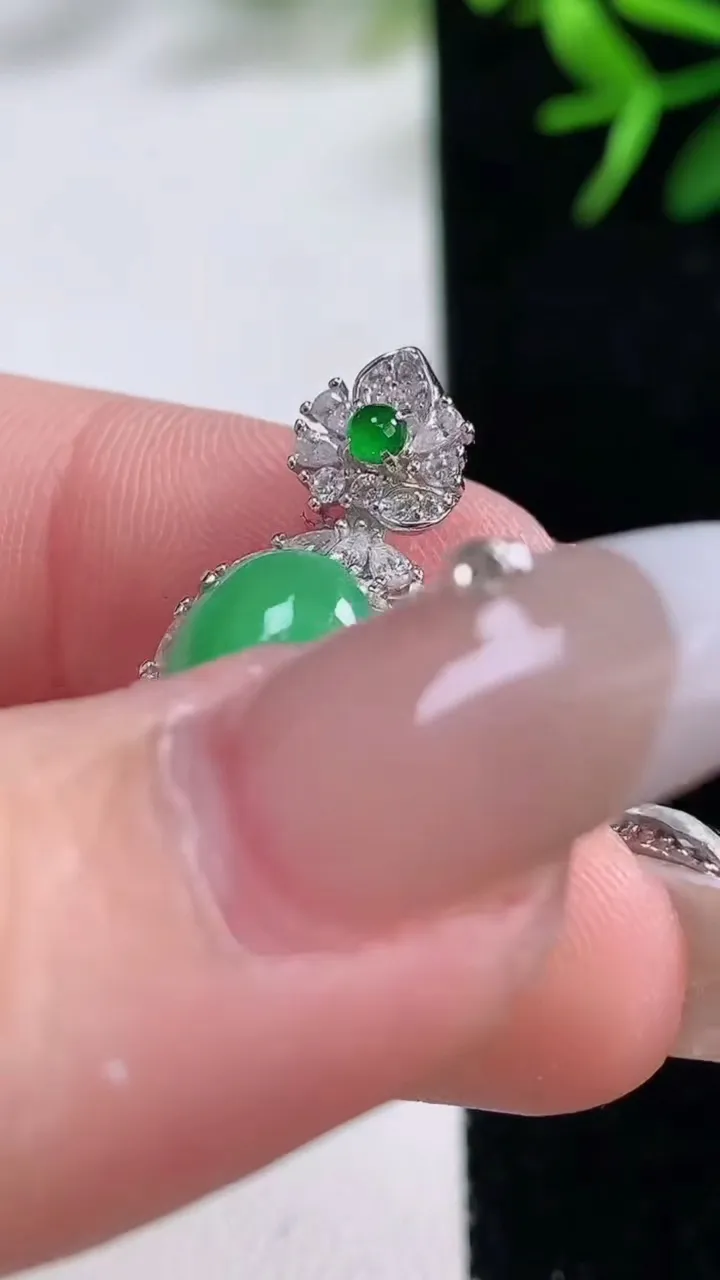 天然A货翡翠蛋面吊坠，尺寸26.3-13.4-8.3，裸石12.7-8.9重量:3.13g
12月2