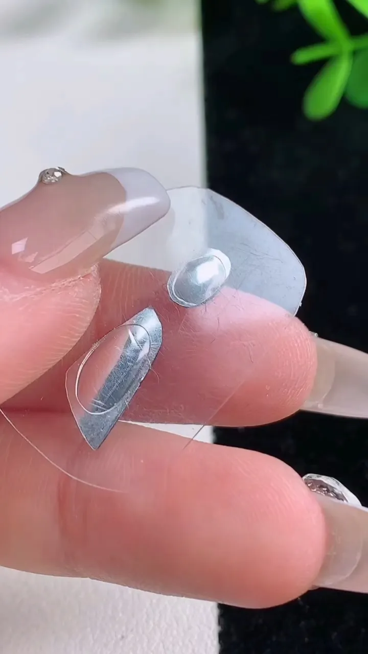 天然A货翡翠随形镶嵌件一对，尺寸14.5-7.4-2.3，重量:0.67g
12月27日