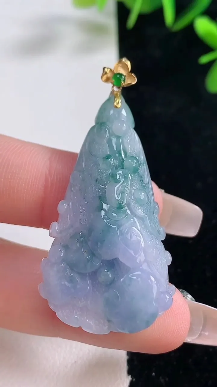 天然A货翡翠18K金紫罗兰白菜吊坠，尺寸44-22.4-11.2，重量:14.80g
12月27日