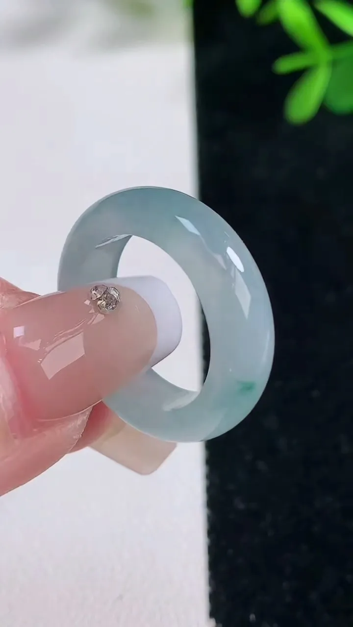 天然A货翡翠冰种飘花指环戒指，尺寸16.3-5.7-3.3，重量:4.18g2025年12月27日
工厂直销收藏佳品,种好水足，色泽均匀，有种有色，上手高大气！