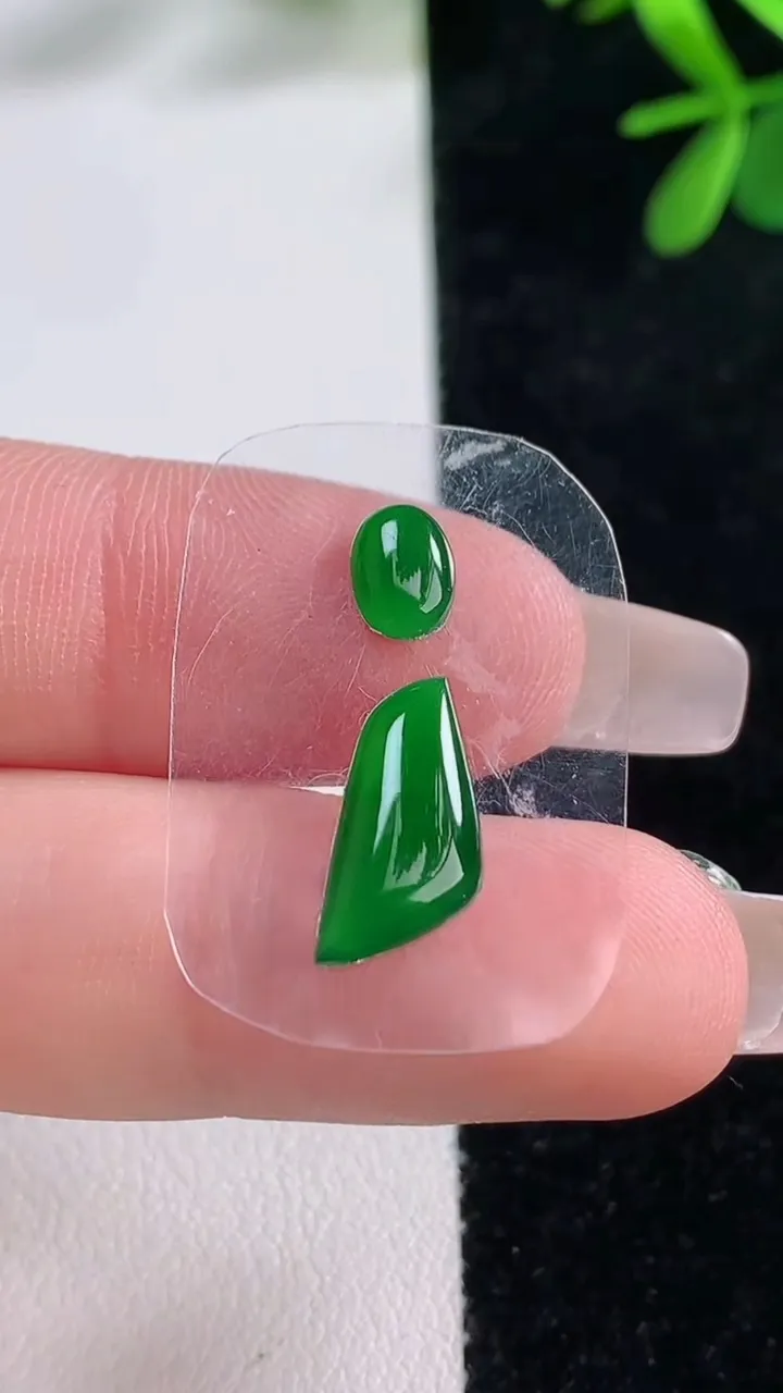 天然A货翡翠随形镶嵌件一对，尺寸14.5-7.4-2.3，重量:0.67g
12月27日