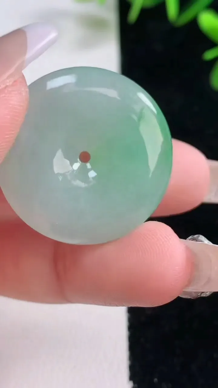 天然A货翡翠平安扣吊坠，尺寸27.8-6.5，重量:11.11g
12月27日