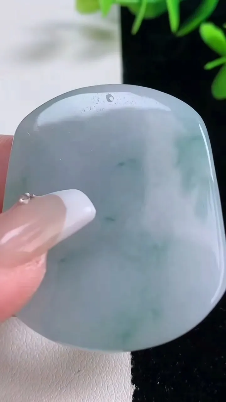 天然A货翡翠飘花大势至菩萨吊坠，尺寸47.8-38.6-8.4，重量:33.52g
12月27日