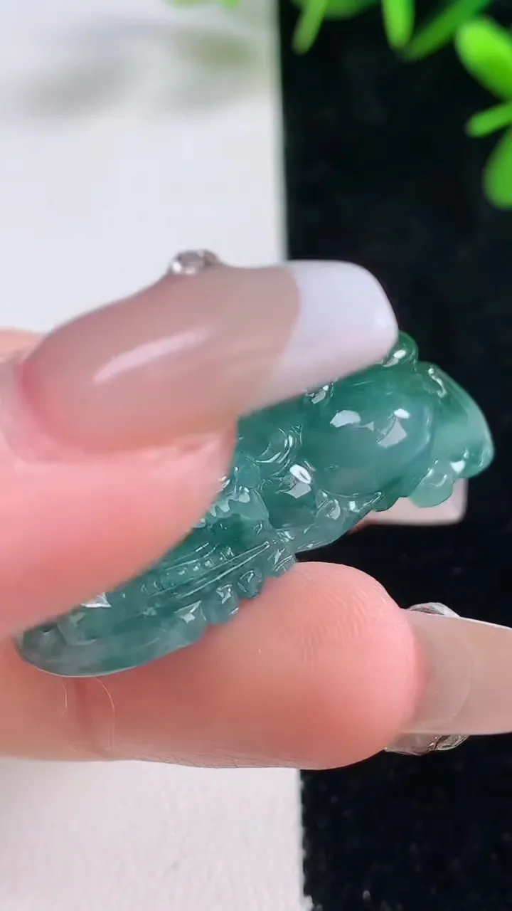 天然A货翡翠飘花霸王貔貅吊坠，尺寸37.2-20-12.2，重量:19.39g
12月27日