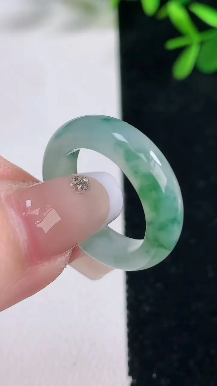 天然A货翡翠冰种飘花指环戒指，尺寸17-5.6-3.4，重量:4.40g2025年12月27日
工厂直销收藏佳品,种好水足，色泽均匀，有种有色，上手高大气！