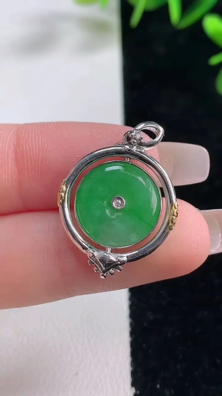 天然A货翡翠平安扣吊坠，尺寸18.8-2.6，重量:2.58g
12月27日