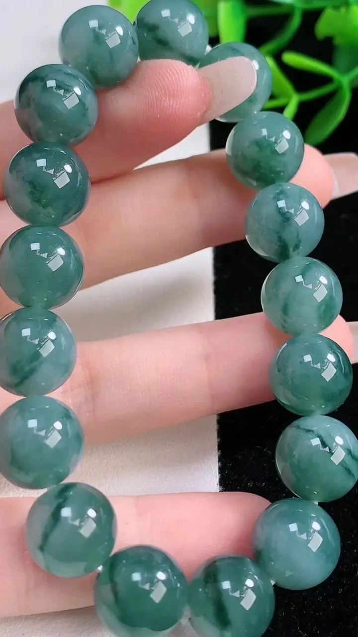 天然A货翡翠飘花圆珠手串，尺寸11.7-17颗，重量:48.29g12月27日
工厂直销收藏佳品,种好水足，色泽均匀，有种有色，上手高大气！