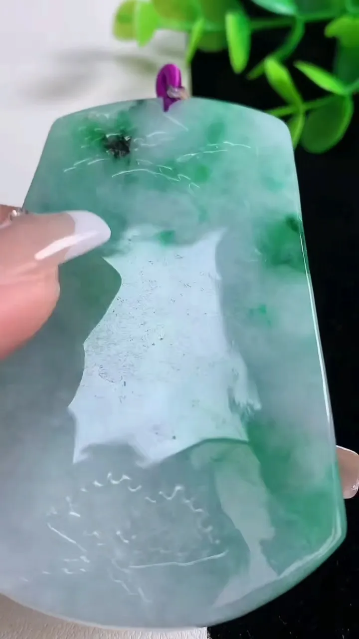 天然A货翡翠山水牌吊坠，尺寸75.4-49.2-5.8，重量:48.22g
12月27日