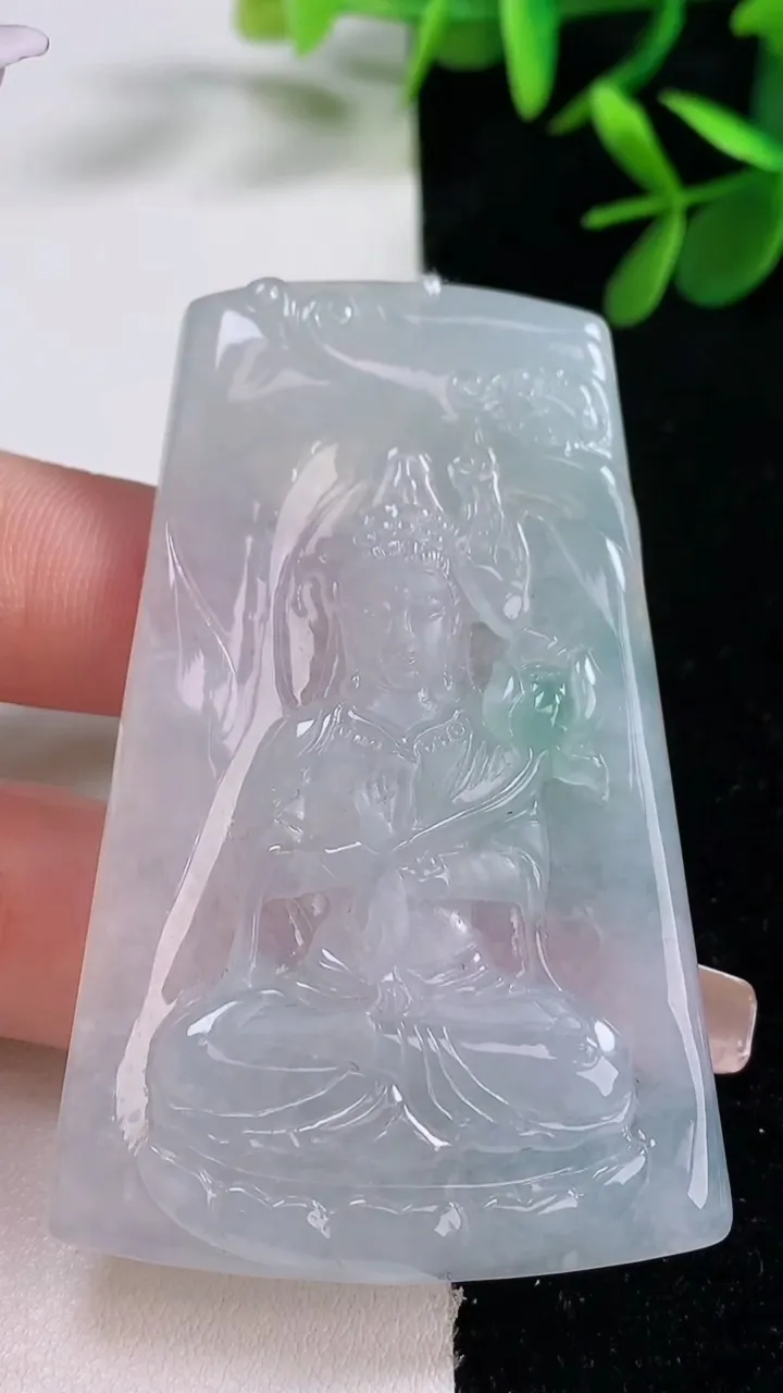 天然A货翡翠大势至菩萨吊坠，尺寸63.8-39.5-5.5，重量:28.84g
12月27日