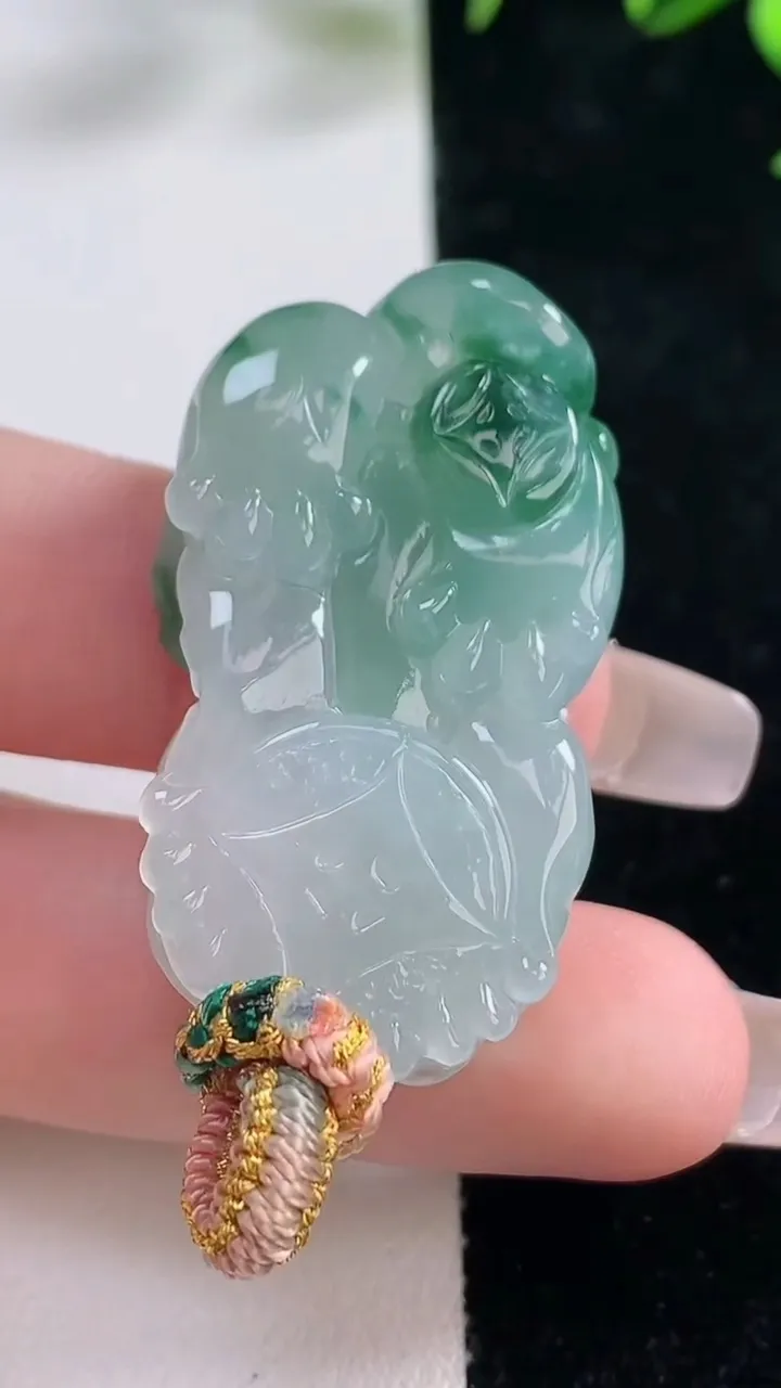 天然A货翡翠霸王貔貅吊坠，尺寸38.4-21-11.2，重量:19.76g
12月27日