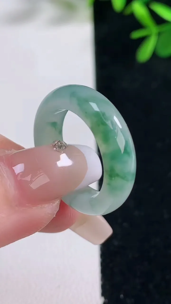 天然A货翡翠冰种飘花指环戒指，尺寸17-5.6-3.4，重量:4.40g2025年12月27日
工厂直销收藏佳品,种好水足，色泽均匀，有种有色，上手高大气！