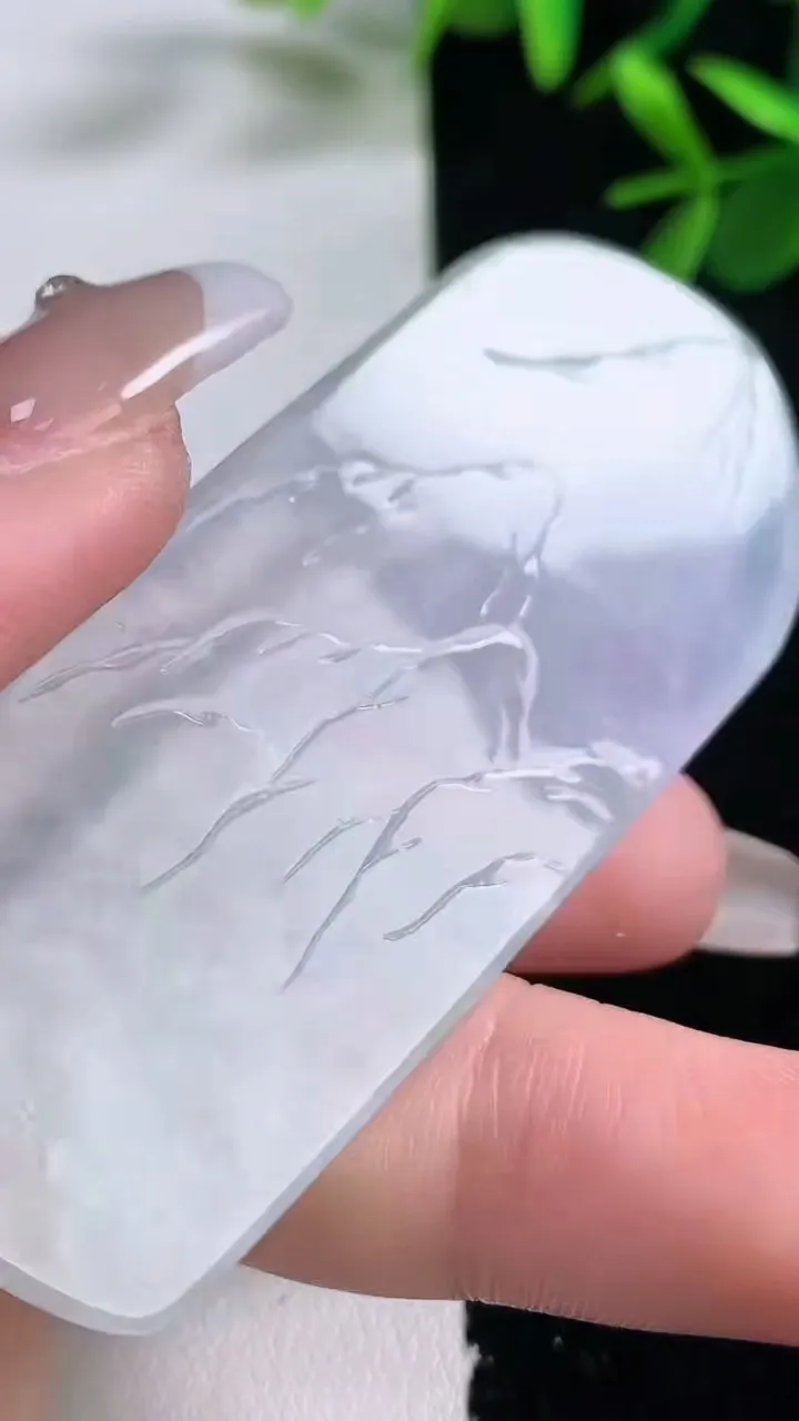 天然A货翡翠春带彩紫罗兰大势至菩萨吊坠，尺寸70-28.8-5，重量:26.00g
12月27日