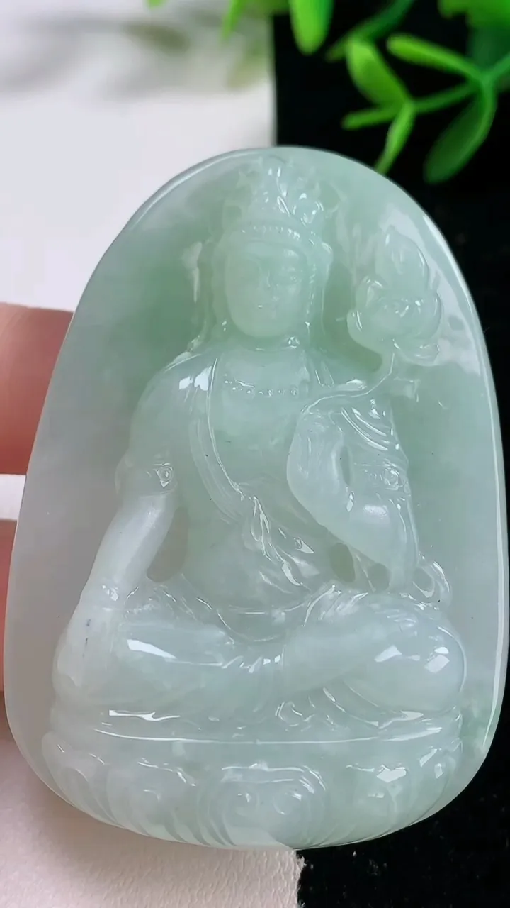 天然A货翡翠大势至菩萨吊坠，尺寸61.4-43.6-11，重量:59.53g
12月27日