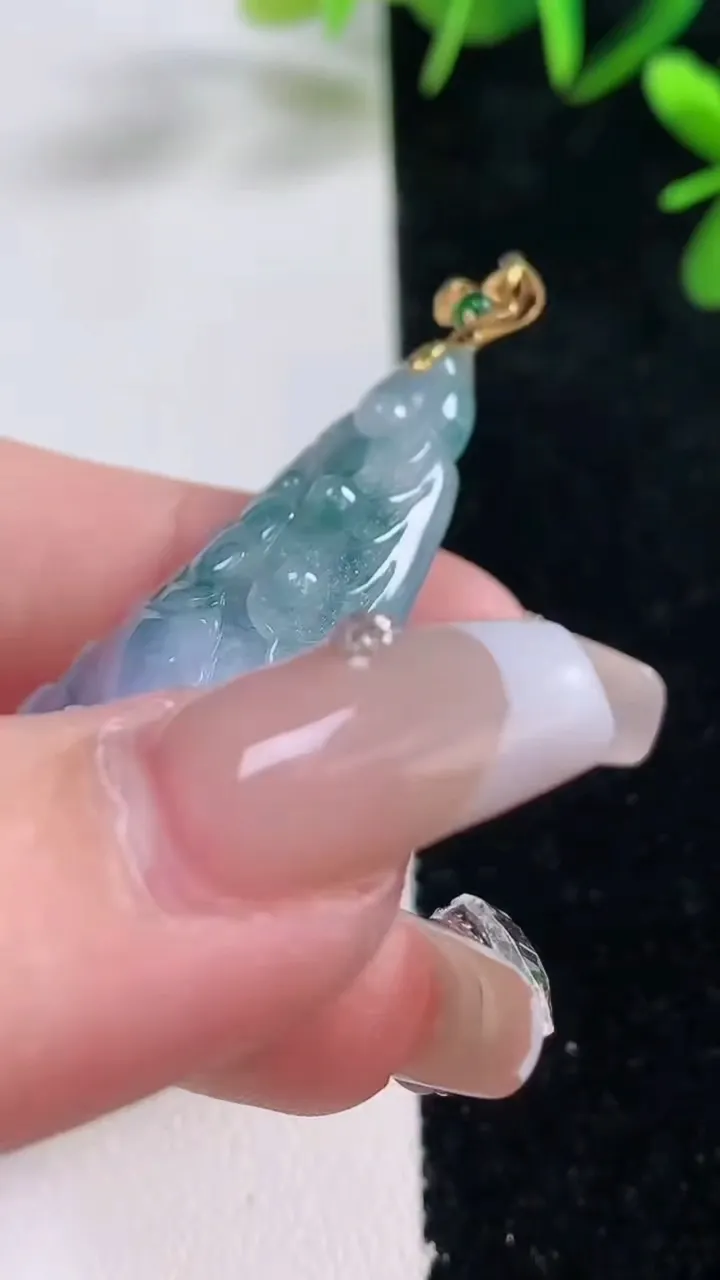 天然A货翡翠18K金紫罗兰白菜吊坠，尺寸44-22.4-11.2，重量:14.80g
12月27日