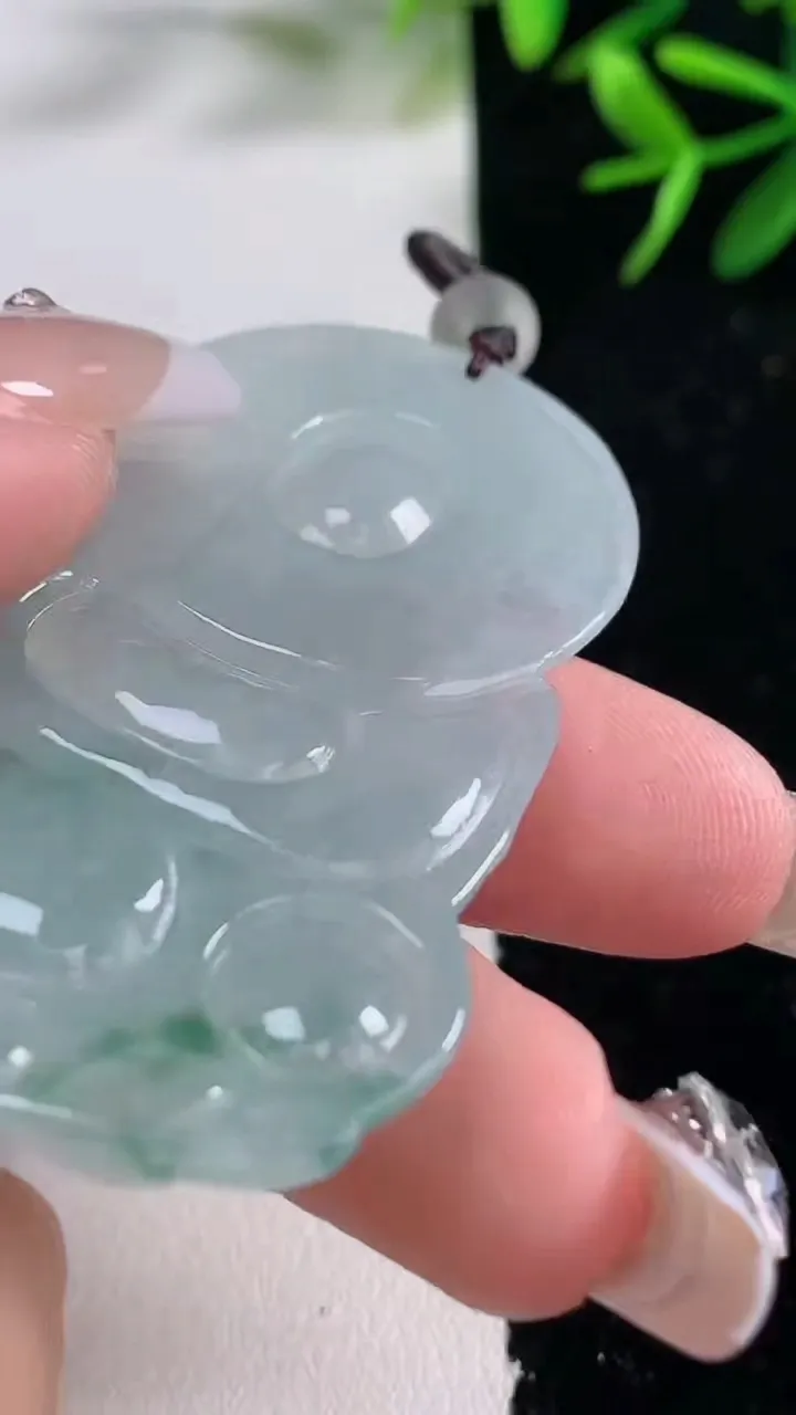 天然A货翡翠飘花观音菩萨吊坠，尺寸55.6-39.5-5.5，重量:20.92g
12月27日