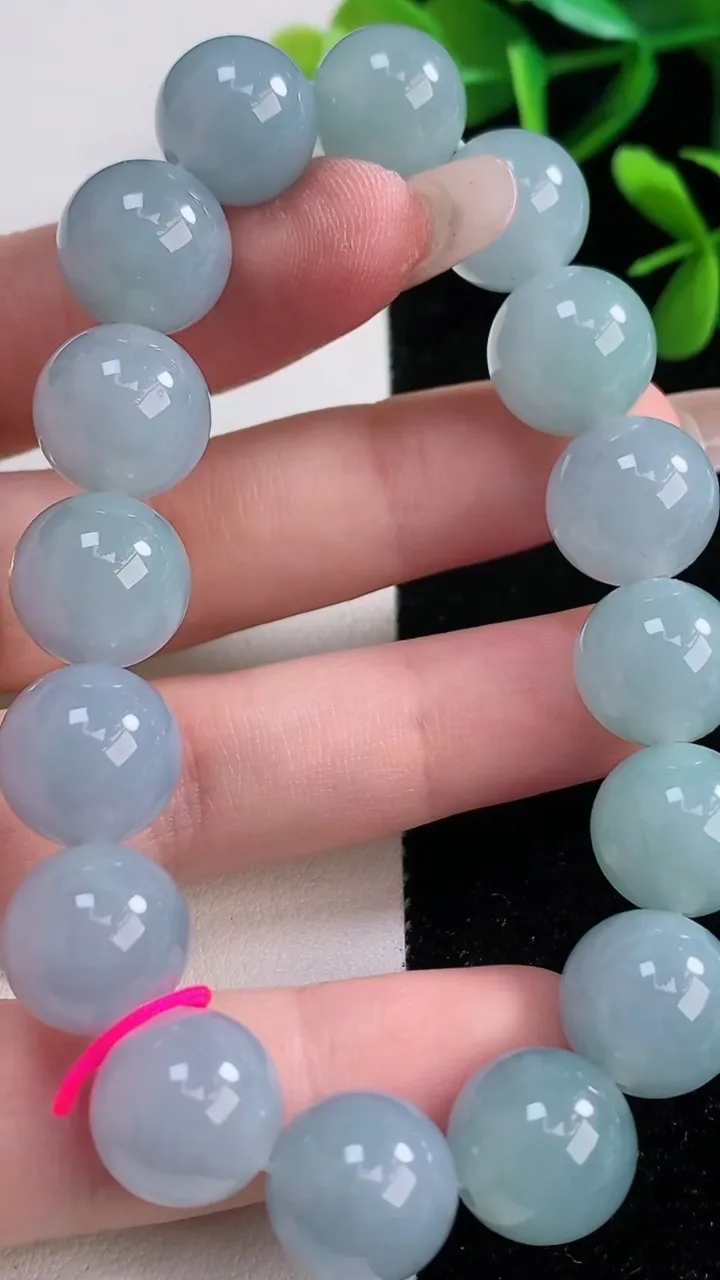 天然A货翡翠紫罗兰圆珠手串，尺寸12.5-16颗，重量:50.49g12月27日
工厂直销收藏佳品,种好水足，色泽均匀，有种有色，上手高大气！