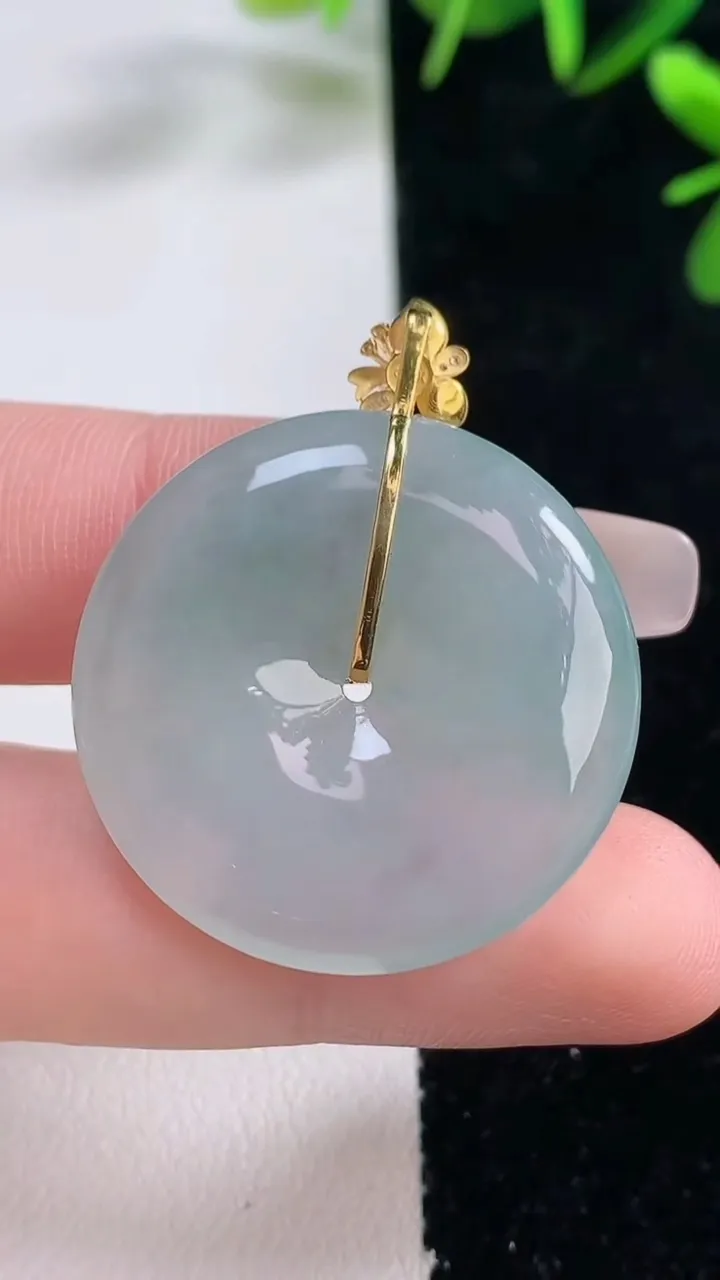 天然A货翡翠平安扣吊坠，尺寸29-5.6，重量:10.94g
12月27日