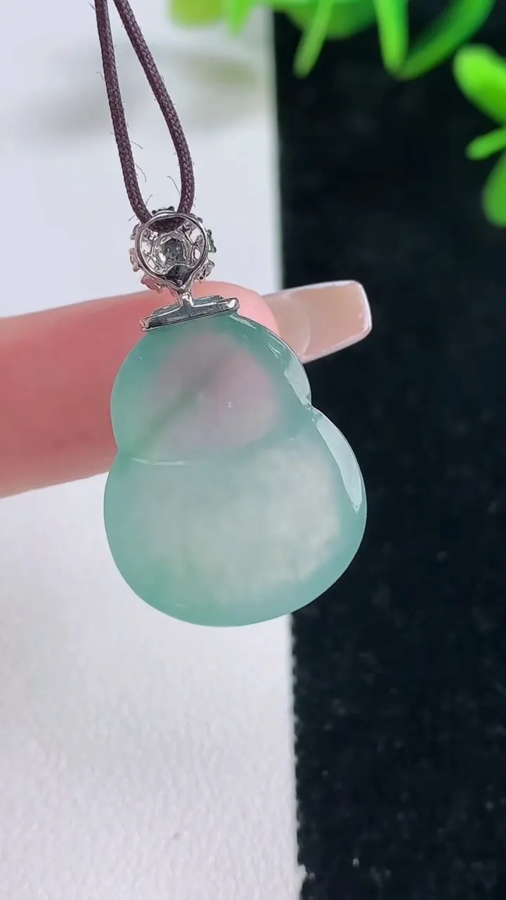 天然A货翡翠葫芦吊坠，尺寸22.4-17.8-5.2，重量:4.64g
12月27日