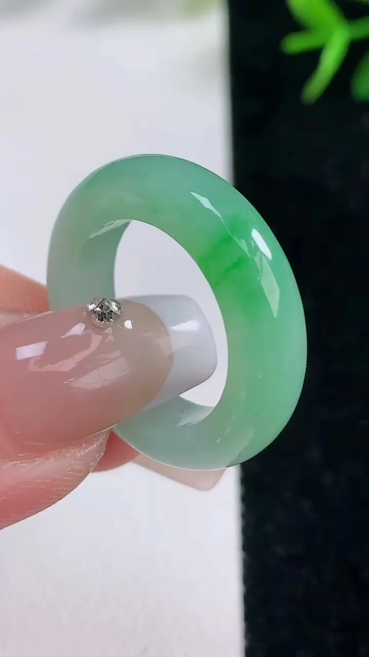 天然A货翡翠指环戒指，尺寸17.2-5.3-4，重量:5.01g2025年12月27日
工厂直销收藏