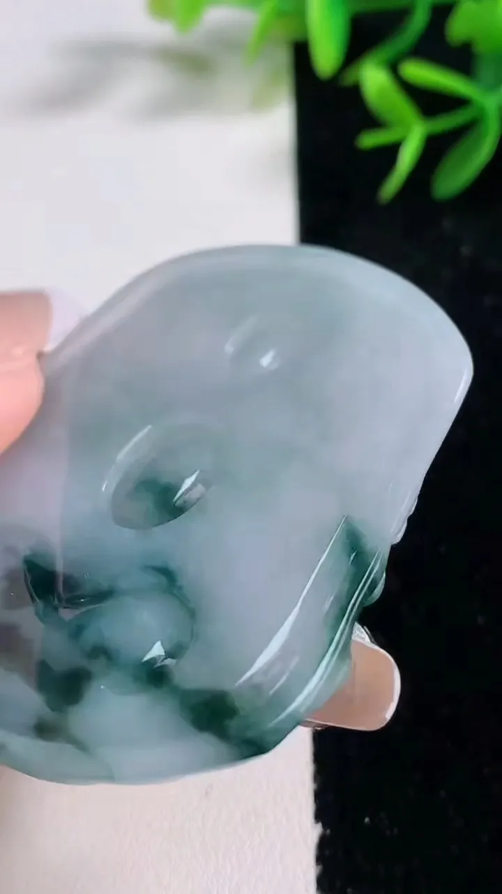 天然A货翡翠飘花千手观音吊坠，尺寸56.5-48.2-5.2，重量:25.75g
12月27日